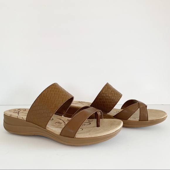BareTraps Shoes - Baretraps JESSIE Sandal Size 9 W Comfort Fit Beige Tan Slip On Shoe